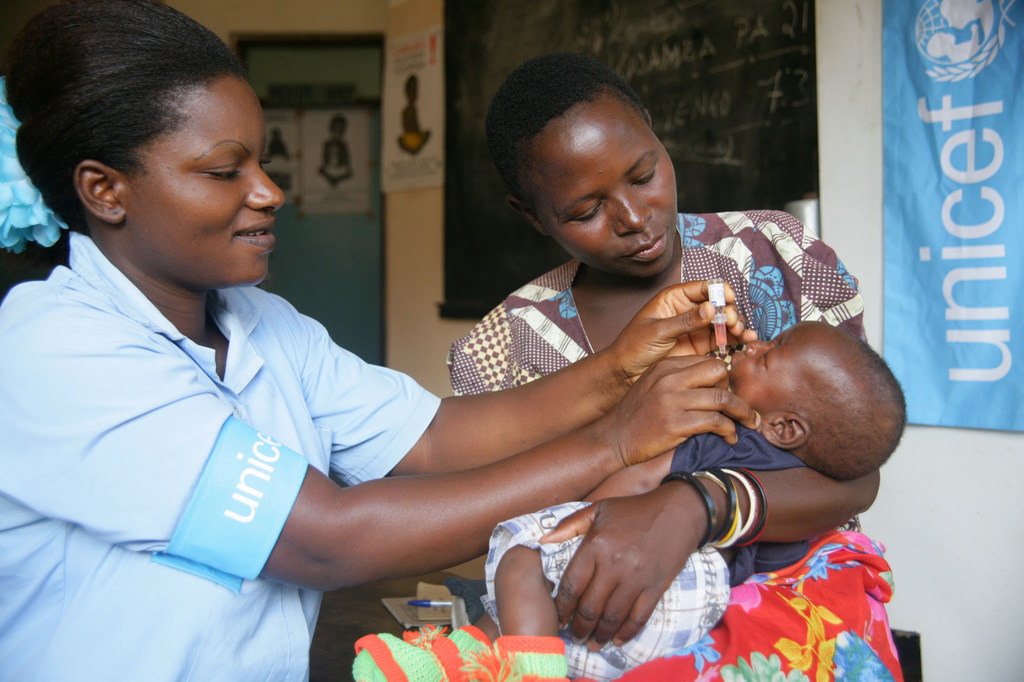 Un agent de santé administre un vaccin contre la polio à un nourrisson dans un hôpital du Malawi.